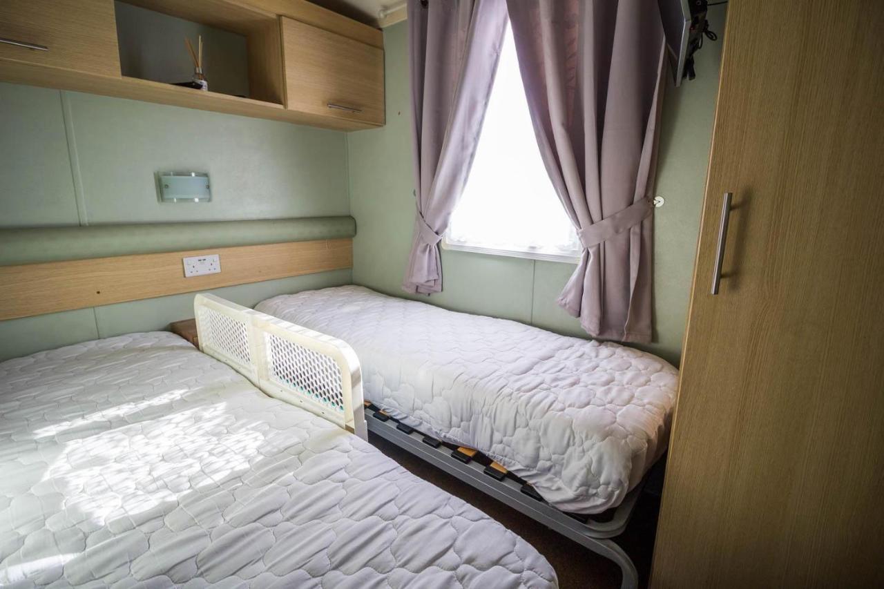 Hotel Lovely Caravan With Wifi At Broadland Sands In Suffolk Ref 20035Bs Hopton on Sea Zewnętrze zdjęcie